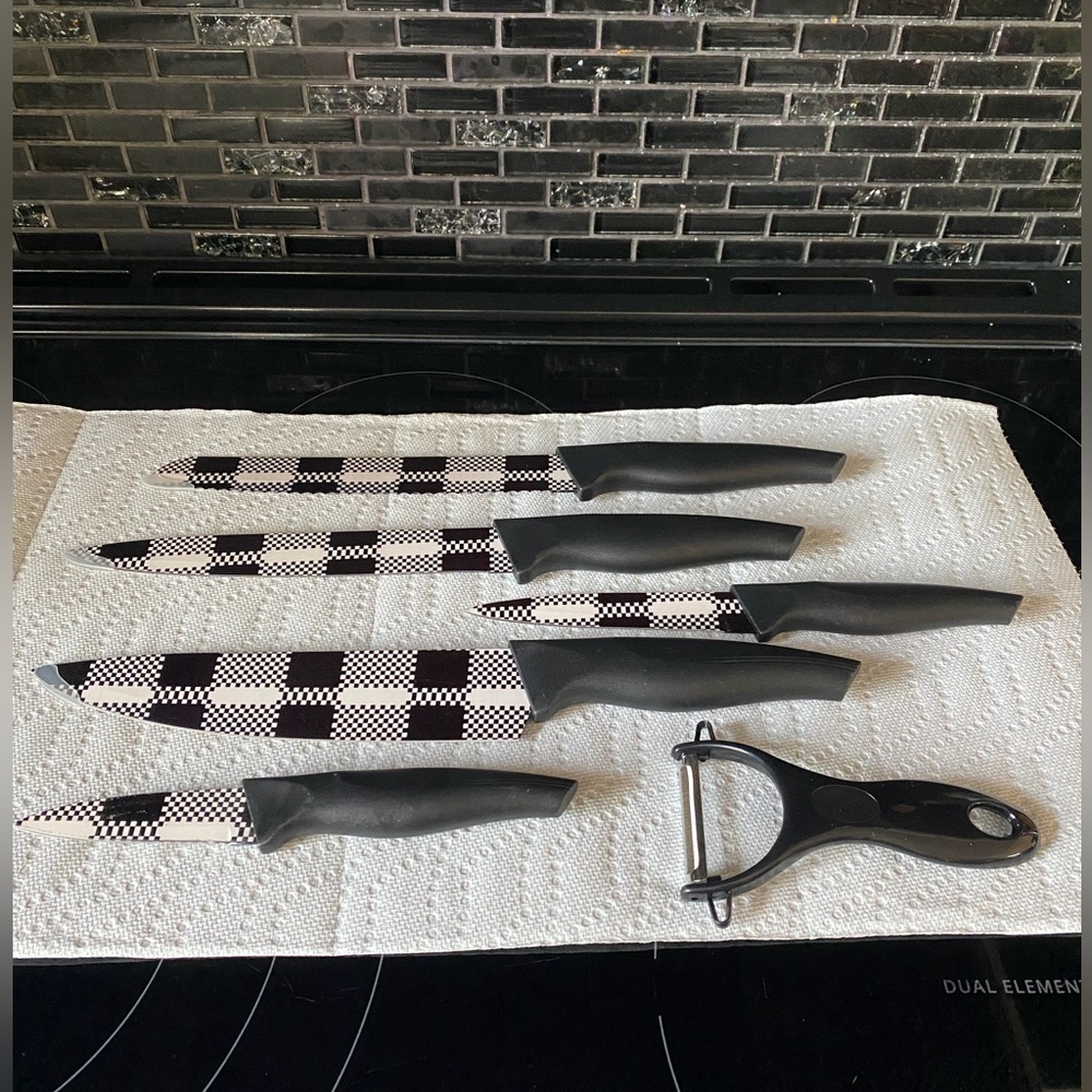 KITCHEN Black Handle Checkered Blade Knife Set with Peeler